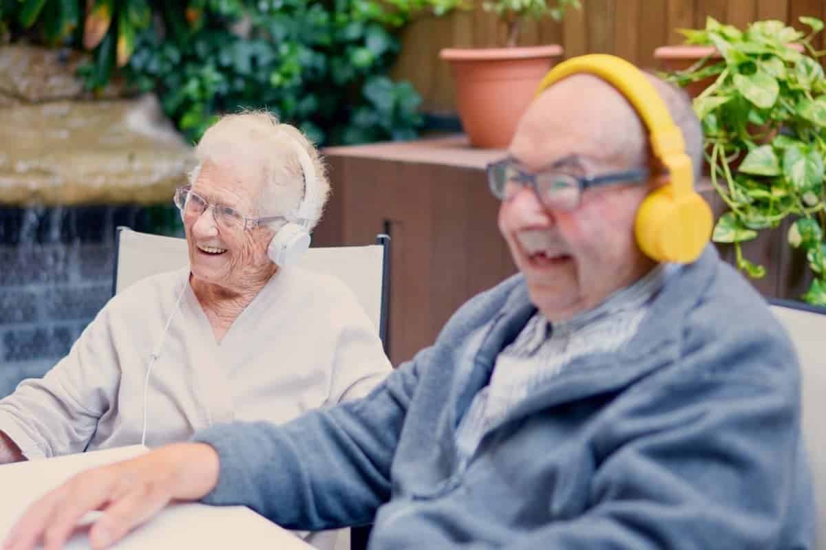 The Cordwainer Memory Care | Seniors doing music therapy for dementia